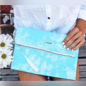 PURA VIDA Live Free Tie Dye Clutch Skye Blue NWOT